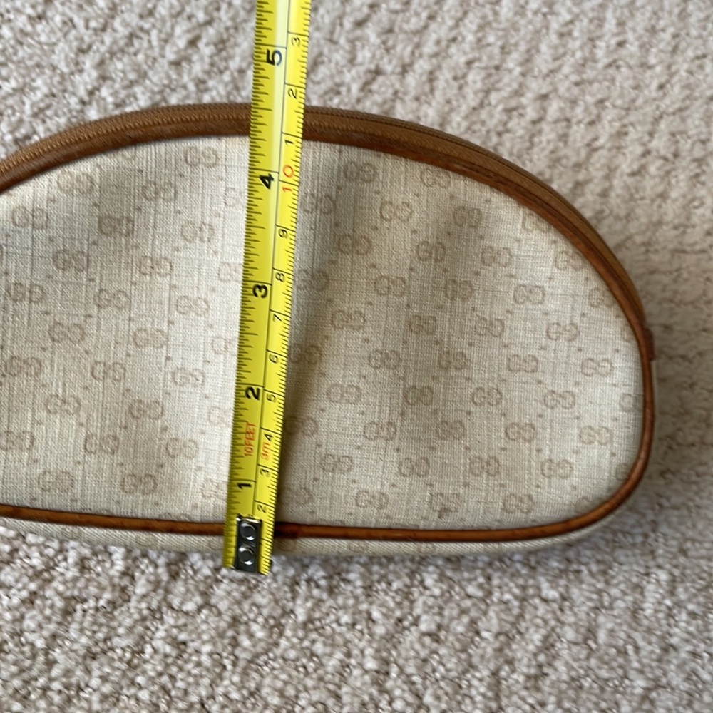 Vintage Gucci makeup bag. This bag is in great condition.The outside is perfect - Picture 3 of 7